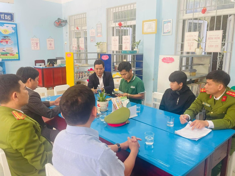 Ban Giám hiệu Trường THCS Huỳnh Thúc Kháng phối hợp với Công an phường Đông Ba thực hiện các thủ tục trước khi trả lại số tiền anh Duy đánh rơi