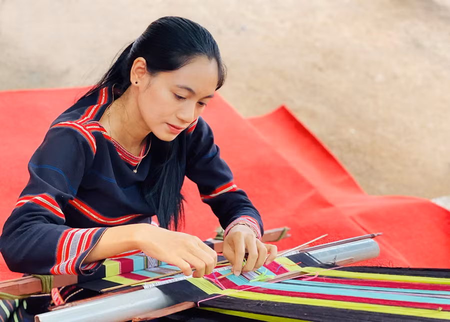 Chị Rơ Lan Han (làng Phung, xã Biển Hồ, TP. Pleiku) trở thành nghệ nhân dệt thổ cẩm trẻ tuổi nhất làng ở tuổi 27. Ảnh: Mai Ka