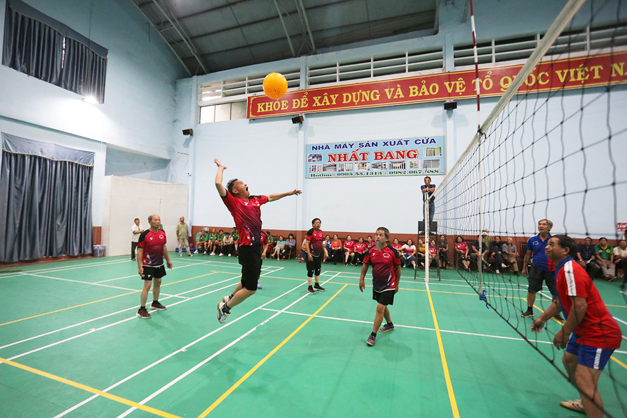 Bóng chuyền hơi là môn dễ chơi nên thu hút nhiều người tham gia. Ảnh: L.V.N Bóng chuyền hơi là môn dễ chơi nên thu hút nhiều người tham gia. Ảnh: L.V.N