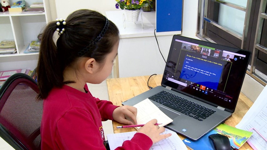 Việc cho trẻ tiếp xúc với internet sớm và sử dụng không được kiểm soát cũng là mối nguy gây lộ thông tin, mất an toàn. Ảnh minh họa, nguồn VGP Việc cho trẻ tiếp xúc với internet sớm và sử dụng không được kiểm soát cũng là mối nguy gây lộ thông tin, mất an toàn. Ảnh minh họa, nguồn VGP