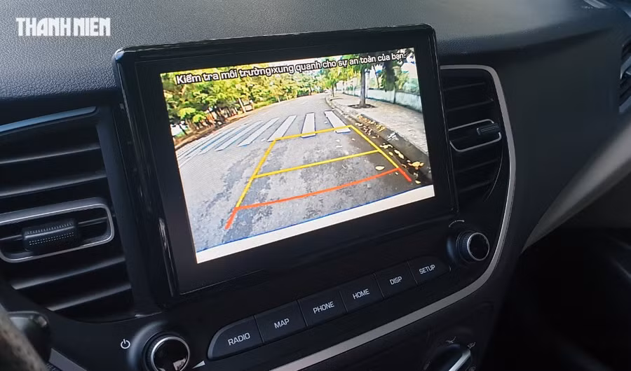 Mua ô tô mới nên lắp những phụ kiện nào để hỗ trợ lái xe an toàn? - Ảnh 4. Camera lùi hoặc camera 360 độ thường được người mới mua ô tô lựa chọn để trang bị trên xe. Ảnh: Bá Hùng