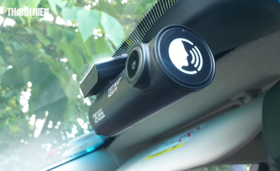 Mua ô tô mới nên lắp những phụ kiện nào để hỗ trợ lái xe an toàn? - Ảnh 2. Nhiều loại camera hành trình hiện nay còn được tích hợp nhiều chức năng như cảnh báo giao thông, nhắc nhở biển báo giao thông, giới hạn tốc độ. Ảnh: Bá Hùng