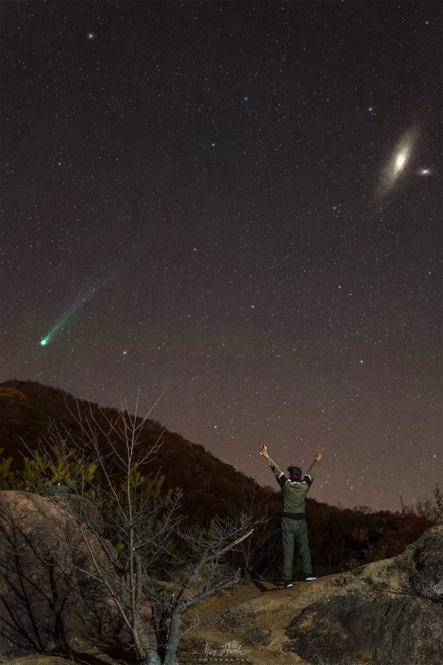 Anh Huy Huynh cùng "sao chổi quỷ". Tác giả cài đặt chế độ chụp tự động với sự hỗ trợ của chân máy Anh Huy Huynh cùng "sao chổi quỷ". Tác giả cài đặt chế độ chụp tự động với sự hỗ trợ của chân máy