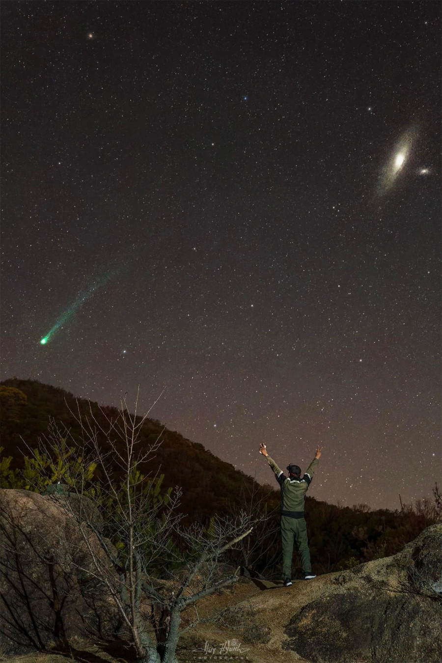 Anh Huy Huynh cùng "sao chổi quỷ". Tác giả cài đặt chế độ chụp tự động với sự hỗ trợ của chân máy Anh Huy Huynh cùng "sao chổi quỷ". Tác giả cài đặt chế độ chụp tự động với sự hỗ trợ của chân máy