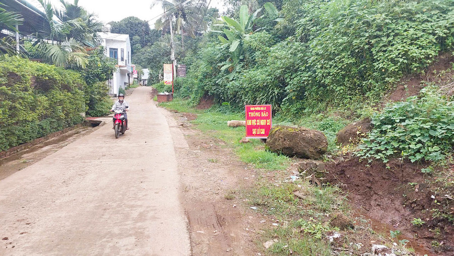 Một điểm có nguy cơ sạt lở đất tại hẻm 58 Phạm Văn Đồng (tổ 2, phường Hoa Lư). Ảnh: N.D Một điểm có nguy cơ sạt lở đất tại hẻm 58 Phạm Văn Đồng (tổ 2, phường Hoa Lư). Ảnh: N.D