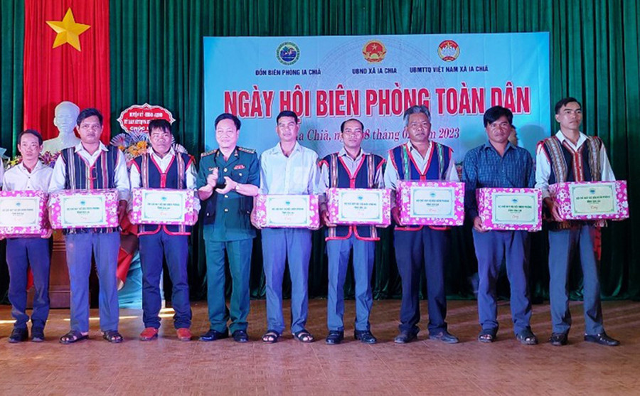 Bộ Chỉ huy Bộ đội Biên phòng tỉnh tặng quà cho các tổ tự quản. Ảnh: Vĩnh Hoàng