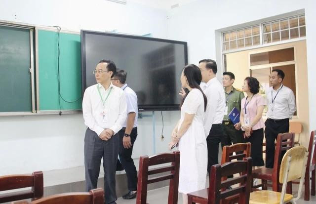 Đoàn kiểm tra lưu ý về đảm bảo khoảng cách giữa các thí sinh trong phòng thi. Ảnh: HUY ĐẠT Đoàn kiểm tra lưu ý về đảm bảo khoảng cách giữa các thí sinh trong phòng thi. Ảnh: HUY ĐẠT