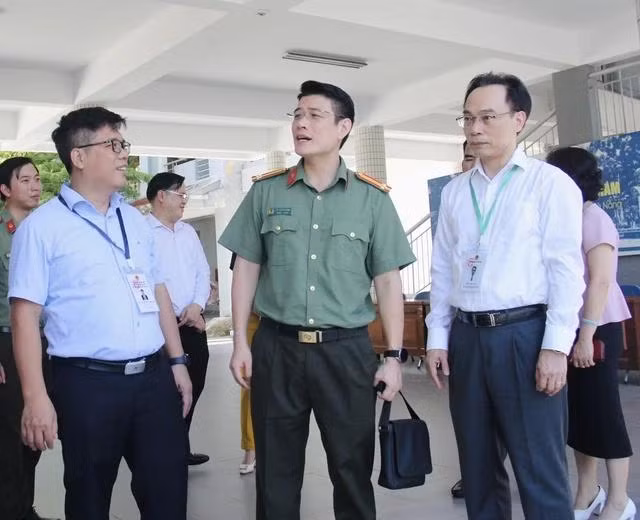 Thứ trưởng Bộ GD-ĐT Hoàng Minh Sơn (bên phải) lưu ý các địa phương tuyệt đối đảm bảo an toàn, an ninh đề thi