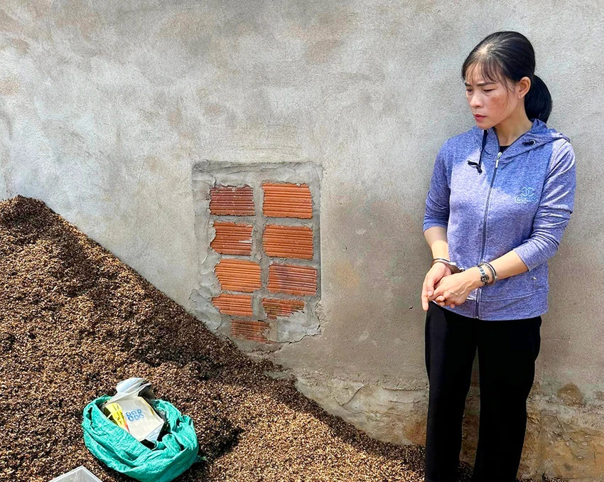 Đào Thị Ánh chỉ vị trí cất giấu 1 kg ma túy đá sau nhà. Ảnh: CACC. Đào Thị Ánh chỉ vị trí cất giấu 1 kg ma túy đá sau nhà. Ảnh: CACC.