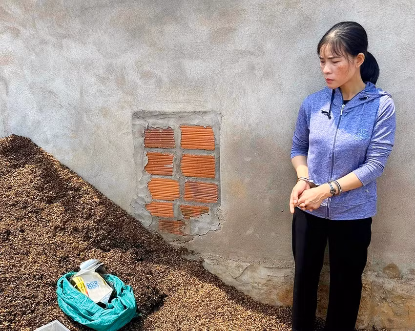 Đào Thị Ánh chỉ vị trí cất giấu 1 kg ma túy đá sau nhà. Ảnh: CACC.