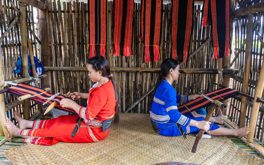 Các nghệ nhân dệt thổ cẩm truyền thống ngay tại phiên chợ. Ảnh: NB