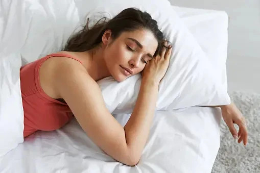 Ăn 1 quả chuối trước khi đi ngủ, giúp bạn ngủ ngon hơn. Ảnh Pexels Ăn 1 quả chuối trước khi đi ngủ, giúp bạn ngủ ngon hơn. Ảnh Pexels