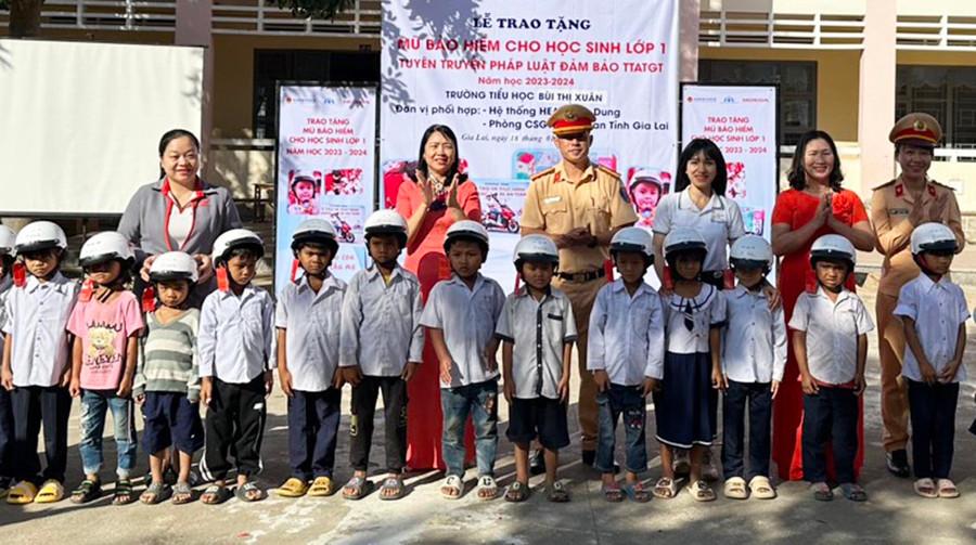Các đơn vị phối hợp với Head Honda Đức Dung tặng 128 mũ bảo hiểm cho các em học sinh của Trường Tiểu học Bùi Thị Xuân. Ảnh: Nguyễn Sang Các đơn vị phối hợp với Head Honda Đức Dung tặng 128 mũ bảo hiểm cho các em học sinh của Trường Tiểu học Bùi Thị Xuân. Ảnh: Nguyễn Sang