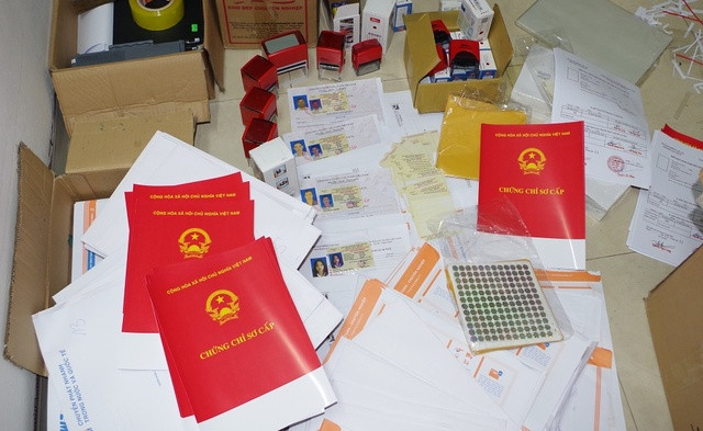 Sau khi sản xuất, đóng gói xong, nhóm này thông qua dịch vụ bưu điện để chuyển phát cho khách hàng. Sau khi sản xuất, đóng gói xong, nhóm này thông qua dịch vụ bưu điện để chuyển phát cho khách hàng.