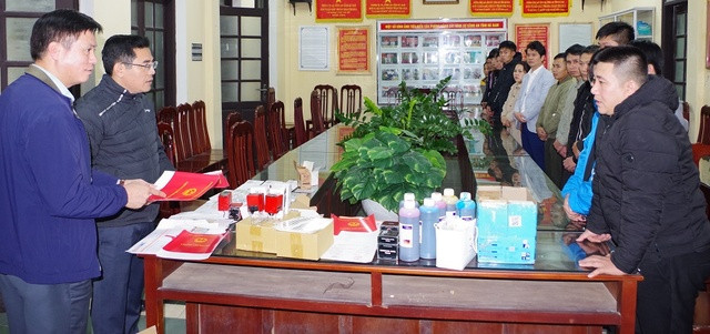 Lãnh đạo Công an tỉnh Hà Nam (bìa trái) đang đấu tranh với ổ nhóm trong đường dây làm giả tài liệu quy mô đặc biệt lớn ở tất cả các tỉnh thành trong cả nước. Ảnh: Công an Hà Nam Lãnh đạo Công an tỉnh Hà Nam (bìa trái) đang đấu tranh với ổ nhóm trong đường dây làm giả tài liệu quy mô đặc biệt lớn ở tất cả các tỉnh thành trong cả nước. Ảnh: Công an Hà Nam