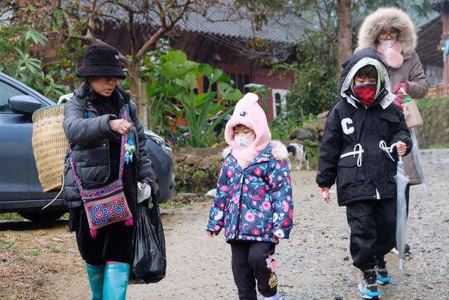 UBND TX.Sa Pa yêu cầu xử lý các hành vi ăn xin, đeo bám chèo kéo khách du lịch mua hàng trong dịp nghỉ lễ 30.4 - 1.5. Ảnh: Lã Nghĩa Hiếu UBND TX.Sa Pa yêu cầu xử lý các hành vi ăn xin, đeo bám chèo kéo khách du lịch mua hàng trong dịp nghỉ lễ 30.4 - 1.5. Ảnh: Lã Nghĩa Hiếu