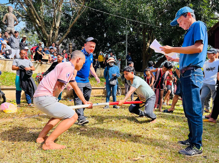 Các vận động viên thi đấu môn Đẩy gậy tại Ngày hội Văn hóa-Thể thao thanh niên các làng đồng bào dân tộc thiểu số TP. Pleiku năm 2023. Ảnh: Mộc Trà Các vận động viên thi đấu môn Đẩy gậy tại Ngày hội Văn hóa-Thể thao thanh niên các làng đồng bào dân tộc thiểu số TP. Pleiku năm 2023. Ảnh: Mộc Trà
