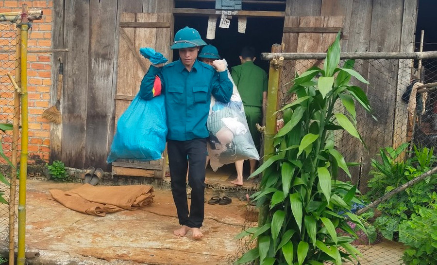 Lực lượng dân quân hỗ trợ người dân tháo dỡ nhà. Ảnh: Phan Tuấn Lực lượng dân quân hỗ trợ người dân tháo dỡ nhà. Ảnh: Phan Tuấn