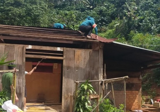 Lực lượng dân quân hỗ trợ người dân tháo dỡ và di dời nhà và tài sản. Ảnh: Phan Tuấn Lực lượng dân quân hỗ trợ người dân tháo dỡ và di dời nhà và tài sản. Ảnh: Phan Tuấn