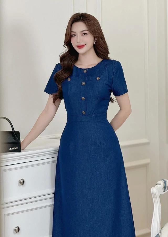 Chiếc váy được chăm chút từng chi tiết, từ đường may sắc sảo đến phom dáng ôm vừa vặn, tạo nên một diện mạo thanh lịch và quyến rũ. Phần cổ tròn tinh tế kết hợp cùng cúc ánh đồng tạo điểm nhấn độc đáo, giúp quý cô tỏa sáng và làm nổi bật phong cách riêng của mình Chiếc váy được chăm chút từng chi tiết, từ đường may sắc sảo đến phom dáng ôm vừa vặn, tạo nên một diện mạo thanh lịch và quyến rũ. Phần cổ tròn tinh tế kết hợp cùng cúc ánh đồng tạo điểm nhấn độc đáo, giúp quý cô tỏa sáng và làm nổi bật phong cách riêng của mình