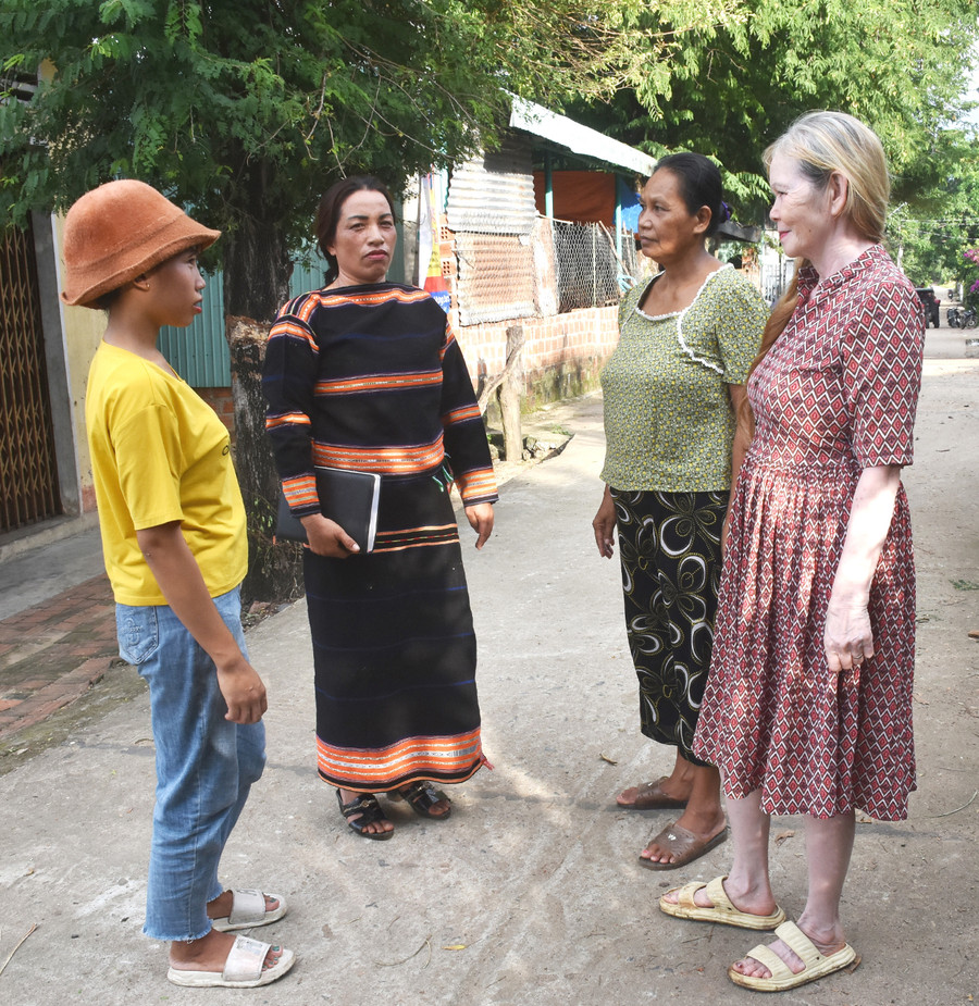 Bà Kpă H'Tam (thứ 2 từ trái sang)-Trưởng ban Công tác Mặt trận, Tổ trưởng Tổ hòa giải tổ 9 (phường Đoàn Kết) trao đổi với người dân về công tác hòa giải. Ảnh: Đ.Y Bà Kpă H'Tam (thứ 2 từ trái sang)-Trưởng ban Công tác Mặt trận, Tổ trưởng Tổ hòa giải tổ 9 (phường Đoàn Kết) trao đổi với người dân về công tác hòa giải. Ảnh: Đ.Y