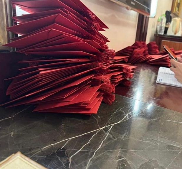 Tranh thủ thời gian rảnh rỗi đợt tập trung trên tuyển Việt Nam, Quang Hải nhờ Văn Toàn viết thiệp mời cưới. Hôm 23/3, Văn Toàn đăng tải video ngồi nắn nót từng nét chữ bên cạnh đàn em và gọi đây là "công việc làm thêm buổi tối". Ảnh: FBNV. Tranh thủ thời gian rảnh rỗi đợt tập trung trên tuyển Việt Nam, Quang Hải nhờ Văn Toàn viết thiệp mời cưới. Hôm 23/3, Văn Toàn đăng tải video ngồi nắn nót từng nét chữ bên cạnh đàn em và gọi đây là "công việc làm thêm buổi tối". Ảnh: FBNV.