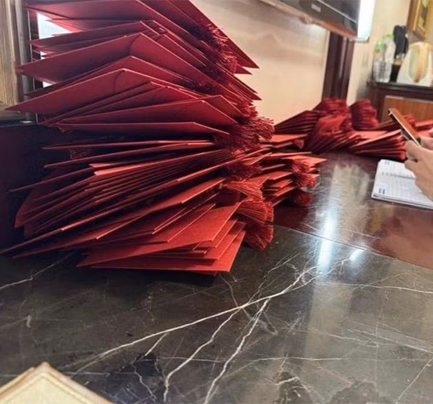 Tranh thủ thời gian rảnh rỗi đợt tập trung trên tuyển Việt Nam, Quang Hải nhờ Văn Toàn viết thiệp mời cưới. Hôm 23/3, Văn Toàn đăng tải video ngồi nắn nót từng nét chữ bên cạnh đàn em và gọi đây là "công việc làm thêm buổi tối". Ảnh: FBNV.