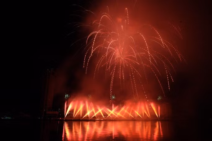 Không chỉ mang đến màn trình diễn pháo hoa mãn nhãn, đêm thứ 2 của DIFF 2023 còn là một lễ hội âm nhạc với những bản tình ca ngọt ngào "Always Remember Us This Way"- ca khúc được đề cử trong giải Grammy lần thứ 62 của Lady Gaga, hay Je Veux của Pháp với màn trình diễn đầy cảm xúc của ca sĩ Ottaviano Natalia Marice và Vũ đoàn Bà Nà Hills…