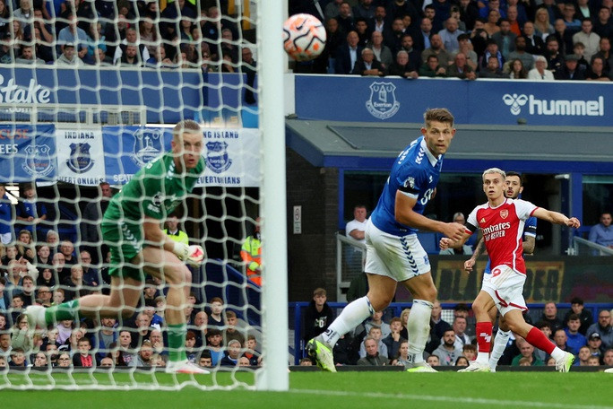 Sao dự bị tỏa sáng, Arsenal giành 3 điểm từ kỳ phùng địch thủ Everton - Ảnh 4. Leandro Trossard ghi bàn duy nhất của trận đấu