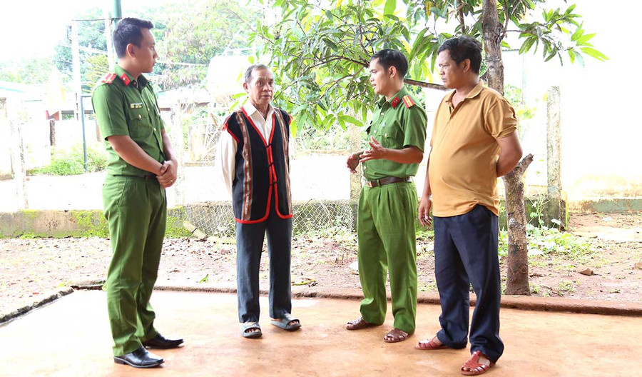 Cán bộ Công an xã Ia Chía (huyện Ia Grai) trao đổi với già làng Rơ Châm Chích (làng Peng) về công tác tuyên truyền, vận động người dân nâng cao ý thức phòng-chống ma túy. Ảnh: H.T Cán bộ Công an xã Ia Chía (huyện Ia Grai) trao đổi với già làng Rơ Châm Chích (làng Peng) về công tác tuyên truyền, vận động người dân nâng cao ý thức phòng-chống ma túy. Ảnh: H.T