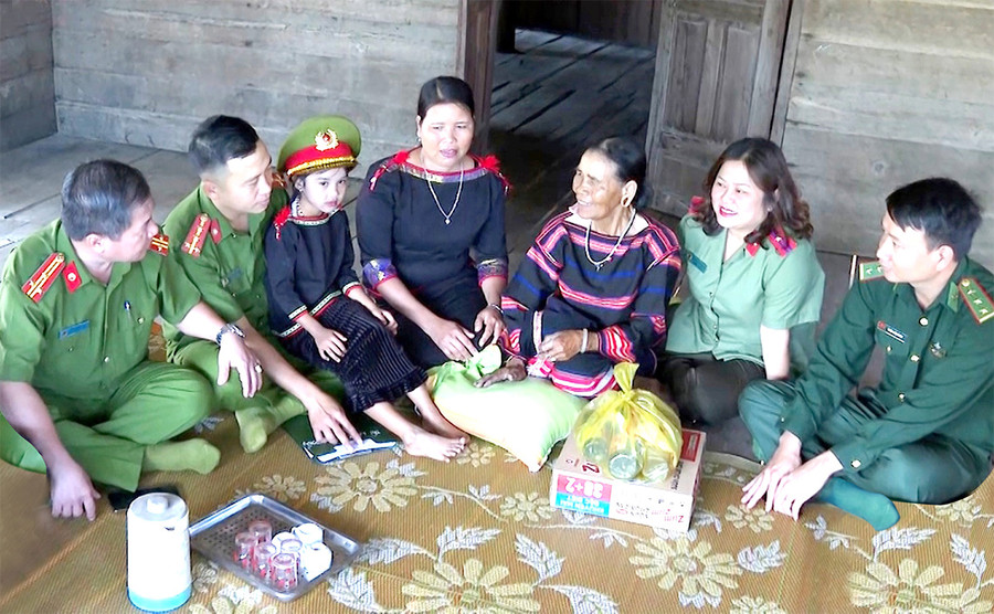 Trong quá trình tuyên truyền, vận động người dân, lực lượng Công an các huyện, xã biên giới luôn quan tâm đến công tác an sinh xã hội, hỗ trợ nhu yếu phẩm giúp các gia đình có hoàn cảnh khó khăn ổn định cuộc sống. Ảnh: Hữu Trường Trong quá trình tuyên truyền, vận động người dân, lực lượng Công an các huyện, xã biên giới luôn quan tâm đến công tác an sinh xã hội, hỗ trợ nhu yếu phẩm giúp các gia đình có hoàn cảnh khó khăn ổn định cuộc sống. Ảnh: Hữu Trường