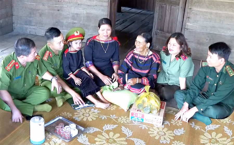 Trong quá trình tuyên truyền, vận động người dân, lực lượng Công an các huyện, xã biên giới luôn quan tâm đến công tác an sinh xã hội, hỗ trợ nhu yếu phẩm giúp các gia đình có hoàn cảnh khó khăn ổn định cuộc sống. Ảnh: Hữu Trường