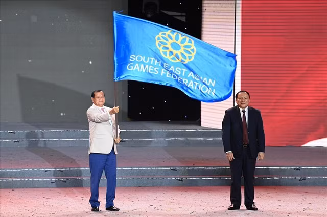 Tối 23/5/2022, tại lễ bế mạc SEA Games 31, Bộ trưởng VHTT&amp;DL Nguyễn Văn Hùng trao cờ SEA Gams cho Bộ trưởng Du lịch Campuchia Thong Khon.