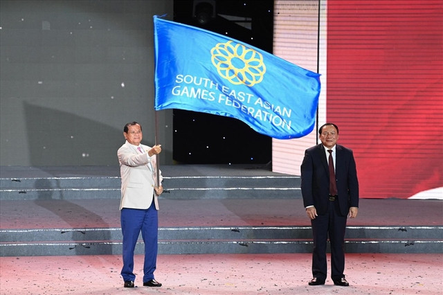 Tối 23/5/2022, tại lễ bế mạc SEA Games 31, Bộ trưởng VHTT&DL Nguyễn Văn Hùng trao cờ SEA Gams cho Bộ trưởng Du lịch Campuchia Thong Khon. Tối 23/5/2022, tại lễ bế mạc SEA Games 31, Bộ trưởng VHTT&DL Nguyễn Văn Hùng trao cờ SEA Gams cho Bộ trưởng Du lịch Campuchia Thong Khon.