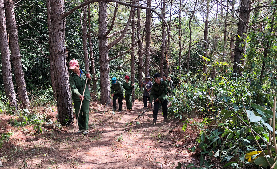 Ban Quản lý rừng phòng hộ Ia Ly phối hợp với người dân xã Ia Kreng (huyện Chư Păh) làm đường ranh cản lửa để phòng-chống cháy rừng. Ảnh: N.S Ban Quản lý rừng phòng hộ Ia Ly phối hợp với người dân xã Ia Kreng (huyện Chư Păh) làm đường ranh cản lửa để phòng-chống cháy rừng. Ảnh: N.S