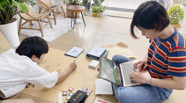 Nguyễn Thị Nguyệt Ánh (phải) cùng bạn tất bật chuẩn bị giao lịch cuối năm. Ảnh: NVCC Nguyễn Thị Nguyệt Ánh (phải) cùng bạn tất bật chuẩn bị giao lịch cuối năm. Ảnh: NVCC