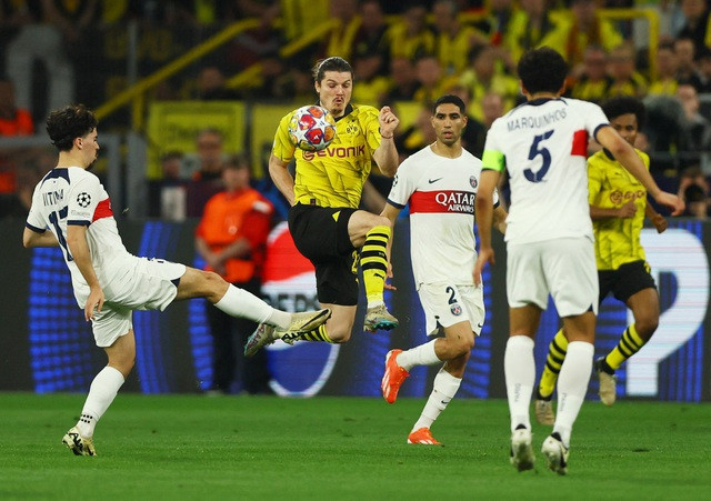 Marcel Sabitzer thi đấu năng động trên hàng công Dortmund. Marcel Sabitzer thi đấu năng động trên hàng công Dortmund.