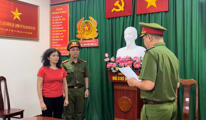 Công an TP HCM đọc quyết định bắt tạm giam bà Hàn Ni