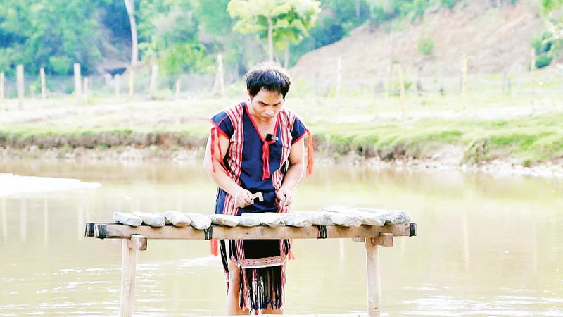 Nghệ nhân Ưu tú A Huynh trình diễn đàn đá.