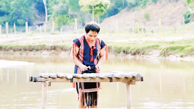 Nghệ nhân Ưu tú A Huynh trình diễn đàn đá.