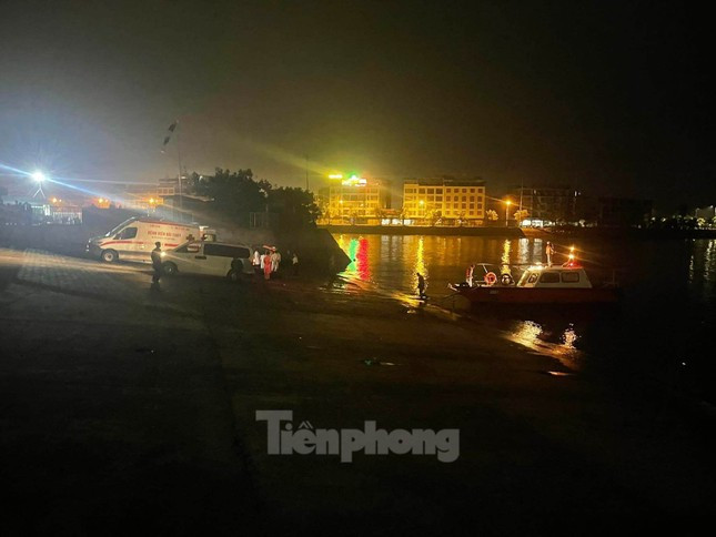 Hiện tại lực lượng chức năng đang tìm kiếm cứu nạn 3 người đang mất tích (ảnh: Hoàng Dương).