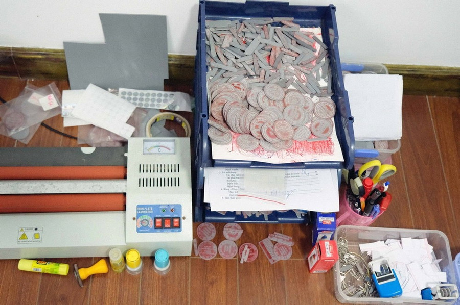 Tang vật một vụ làm giấy tờ giả. (Ảnh minh họa. Nguồn: TTXVN) Tang vật một vụ làm giấy tờ giả. (Ảnh minh họa. Nguồn: TTXVN)