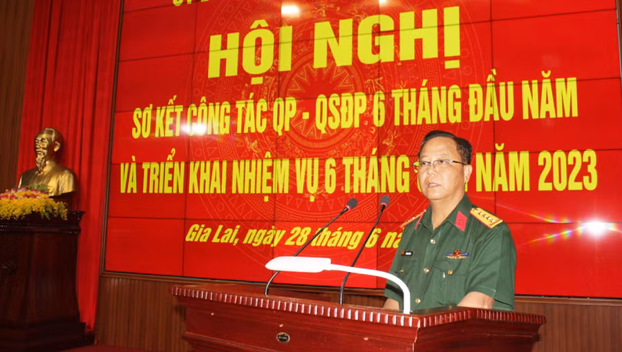 Đại tá Lê Kim Giàu-Ủy viên Ban Thường vụ Tỉnh ủy, Chỉ huy trưởng Bộ CHQS tỉnh phát biểu tại hội nghị. Ảnh: Thanh Tuyền