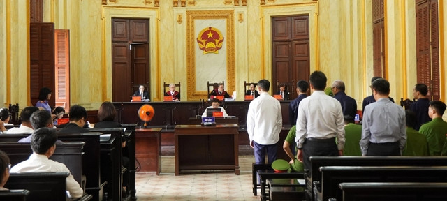 Cựu lãnh đạo ABBank và các bị cáo tại tòa. Ảnh NGUYỄN ANH