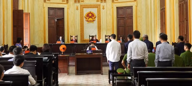 Cựu lãnh đạo ABBank và các bị cáo tại tòa. Ảnh NGUYỄN ANH