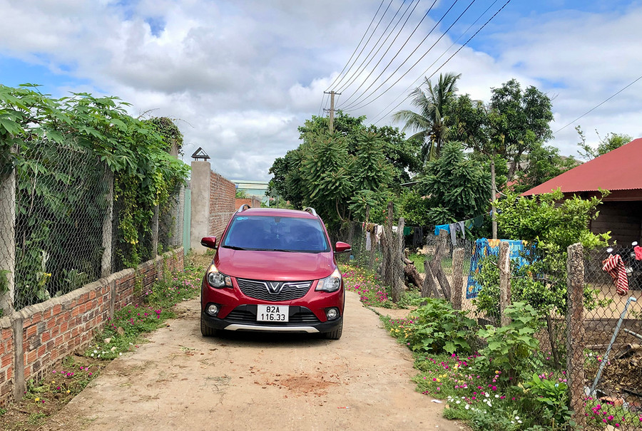 Đường làng Plei Lok (xã Ia Ake) được bê tông hóa và người dân trồng hoa giúp cảnh quan sạch đẹp. Ảnh: Gia Hưng Đường làng Plei Lok (xã Ia Ake) được bê tông hóa và người dân trồng hoa giúp cảnh quan sạch đẹp. Ảnh: Gia Hưng