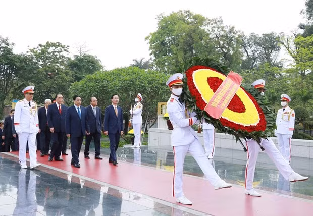 Đoàn đại biểu lãnh đạo Đảng, Nhà nước đến đặt vòng hoa tại Đài tưởng niệm các Anh hùng liệt sỹ. (Ảnh: An Đăng/TTXVN)