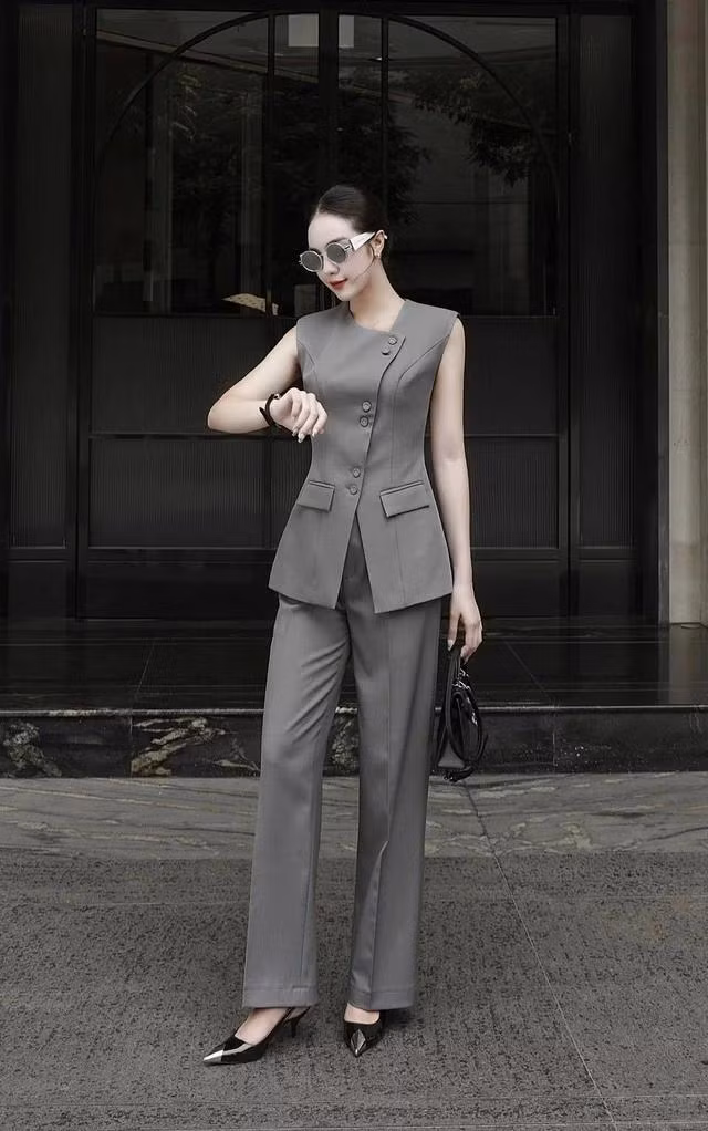 Tỏa sáng ngay cả trong những ngày làm việc bận rộn nhất, đây là set đồ cần phải có cho các quý cô công sở thời đại mới yêu thích sự thoải mái tối giản nhưng đồng thời vẫn thể hiện nét thanh lịch, chỉn chu. Sử dụng tông xám trung tính cùng kiểu áo gile cách điệu, quý cô dễ dàng tạo nên khí chất đầy quyền lực. Ảnh 2FLEURS