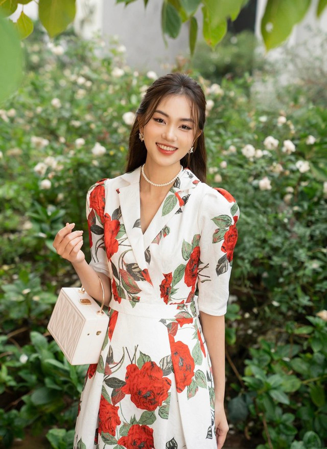 Hoa hồng là loài hoa tượng trưng cho tình yêu, vì vậy thiết kế này lý tưởng vô cùng để mặc trong những buổi tối hẹn hò lãng mạn. Mix cùng vòng cổ ngọc trai và khuyên tai đính đá sẽ giúp nàng hoàn thiện vẻ ngoài yêu kiều, sang trọng. Hoa hồng là loài hoa tượng trưng cho tình yêu, vì vậy thiết kế này lý tưởng vô cùng để mặc trong những buổi tối hẹn hò lãng mạn. Mix cùng vòng cổ ngọc trai và khuyên tai đính đá sẽ giúp nàng hoàn thiện vẻ ngoài yêu kiều, sang trọng.