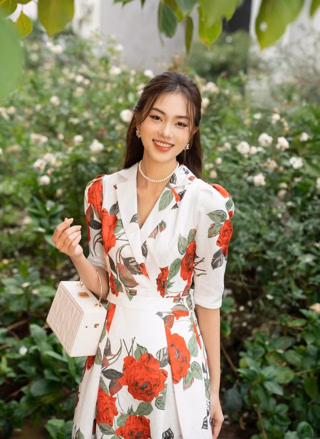 Hoa hồng là loài hoa tượng trưng cho tình yêu, vì vậy thiết kế này lý tưởng vô cùng để mặc trong những buổi tối hẹn hò lãng mạn. Mix cùng vòng cổ ngọc trai và khuyên tai đính đá sẽ giúp nàng hoàn thiện vẻ ngoài yêu kiều, sang trọng.